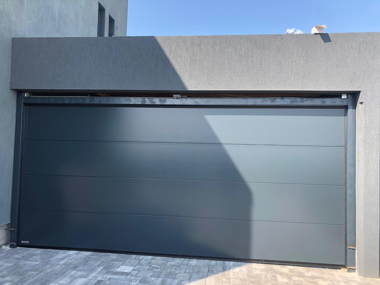 Cum alegi ușa de garaj potrivită: Ghid complet pentru siguranță, confort și design
